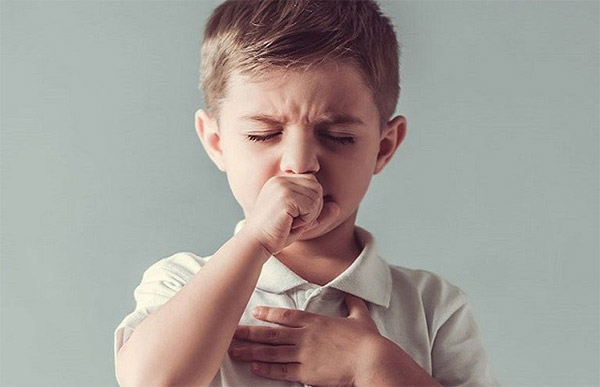 Trẻ bị khàn tiếng do viêm họng, viêm amidan
